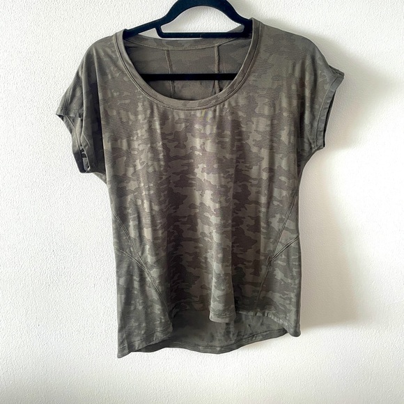 Lululemon Miles Ahead Short Sleeved T Shirt. Size 4 Camo Green Print - Picture 3 of 6